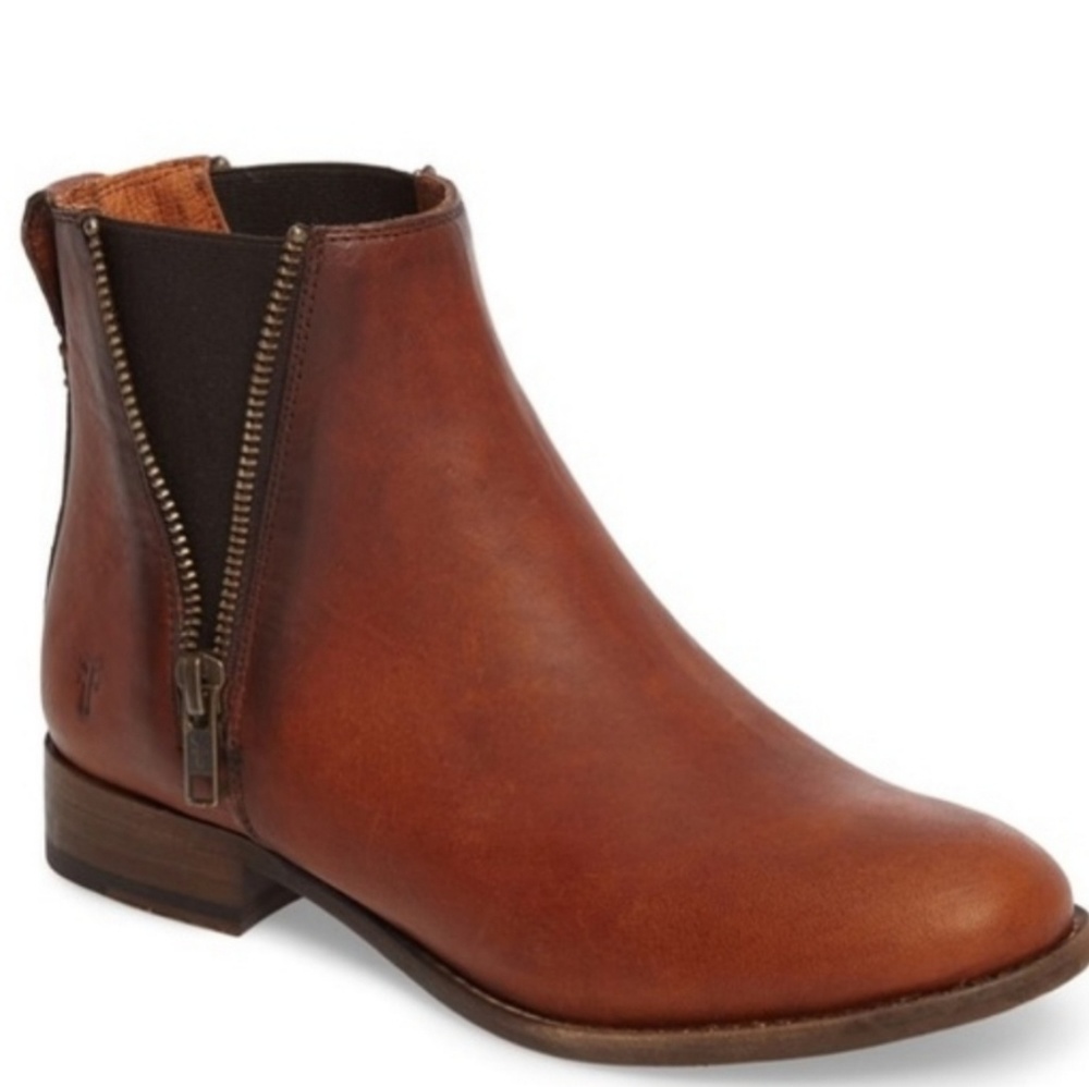 Frye | Carly Zip Accent Chelsea Ankle Boot Cognac